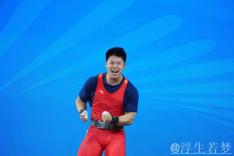 涂艺在男子89公斤级举重比赛中摘得双金